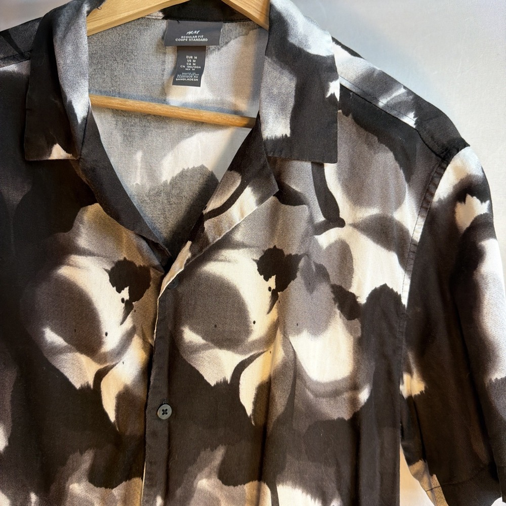 H&M Men's Short Sleeve Resort Shirt Black White Abstract Floral Pattern Size M